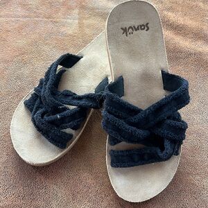 Sanuk Women's Black super comfy Sandals. Size 6